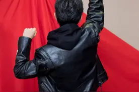 老师竟然变相引导学生追星，该罚图片