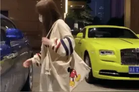 美女开劳斯莱斯出现在街头，车牌还是顶级的，还是00后图片