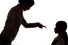 怀孕8个月，和婆婆顶了一句嘴，被老公一掌打在肚子上图片