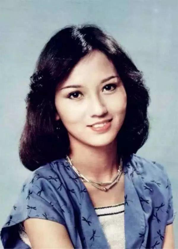 赵雅芝的传奇情史，因私藏情书导致婚姻破裂，再婚后赢得幸福人生