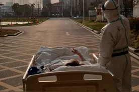 武汉“看夕阳老人”出院，照片发之前女儿接到医院确认电话，出院才认出医生相貌图片