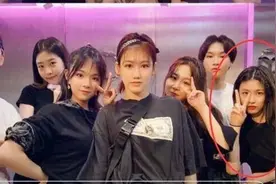 汪峰长女近照曝光，五官像极前妻葛荟婕！合影站边角无星二代架子图片