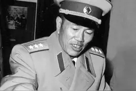 1960年，邓华被迫离开部队去四川，邓小平：他的离开是军队的损失图片