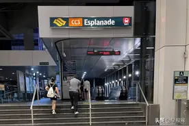 青年在新加坡地铁站溜滑板屡劝不听 职员出“狠招”图片