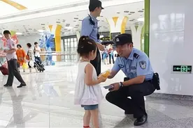 3岁女娃在超市与妈妈走散，1个小时后被找回，妈妈已经不认识图片