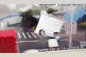 突发 | 临桂狂风吹翻简易棚架人车被压，监控拍下吓人一幕图片