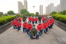摘下口罩的援鄂医护工作者图片
