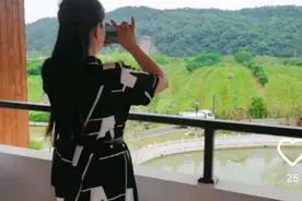 小七陪伴许妈散心解闷，亲哥哥露脸辟谣，网友：期待八月图片