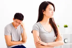 岳父去世后，年轻岳母性情大变，住在一起越来越尴尬不方便咋办？图片