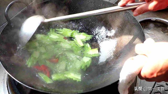 厨师长分享苦瓜炒牛肉家常做法，牛肉鲜嫩不老，苦瓜爽脆入味