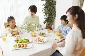 “邻居小孩儿天天来我家蹭饭”宝妈愁得不行，宝爸一招解决了麻烦图片