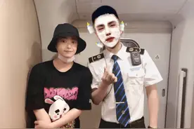 38岁蒋欣素颜曝光，摘口罩与乘务员合影，粉丝：开特效都没她脸小图片