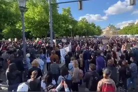 美国警长扔掉头盔警棍，加入游行队伍，示威者人群中爆发一阵欢呼图片