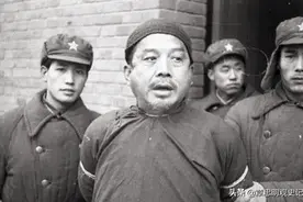 1950年袁文会被押送刑场枪决，路旁群众大喊：毛主席给我们报仇了图片