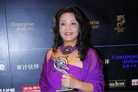 大S婆婆真是“老来俏”，过60还穿皮衣，脱去女强人外衣后真潮图片