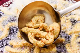 河南人最爱的“年夜饭”，炸酥肉调制面糊最关键，外酥里嫩不会软图片