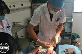 吉安：女孩泳池伤脚，缝了4针！教练：经常发生，伤害不大图片