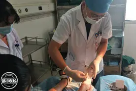 吉安：女孩泳池伤脚，缝了4针！教练：经常发生，伤害不大图片
