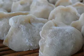 煮冻饺子，开水下锅是大错！做好5点，不开裂不破皮，爽滑又鲜嫩图片