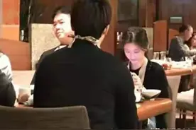 刘强东罕见携妻外出聚餐！女方粉面含春小鸟依人，夫妻同框似父女图片