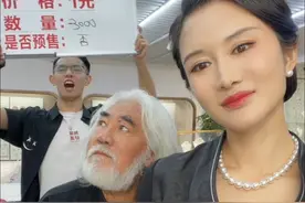 张纪中直播带货，看到娇妻捂胸口行为，网友：真是衣服的错吗图片