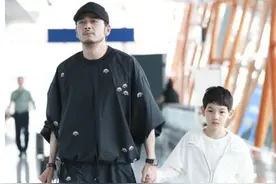 杨烁带儿子现身变最帅父子俩 对镜比V表情差别大搞笑又温馨图片