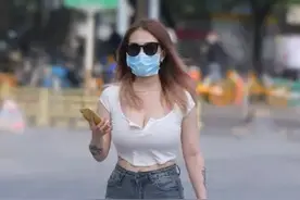 丰满型美女搭配露脐小T恤，尽显性感身材图片