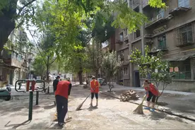 四季青街道合水南路社区：清洗路面尘土，净化辖区环境图片