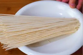 煮面条千万不要开水下锅，记住这三点，面条爽滑又筋道，太好吃了图片
