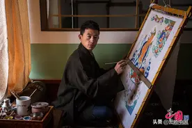 “离神最近”的85后西藏唐卡匠人，用纯洁净白的心绘制出五彩缤纷的佛像图片