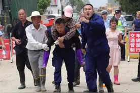 湖北仙桃：一女子抗洪现场中暑晕倒图片