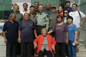 一声“妈”，一生妈！兵儿子们中秋前夕探望烈士妈妈图片