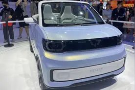 五菱宏光mini敞篷车亮相，别再问下雨怎么办了，中控⼀键升降图片