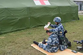 突遇车祸，老兵选择这样做图片