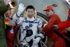 中国上过天的12位航天员中，8人已挂上少将衔，未来或有女将军图片