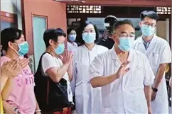 载誉归来后，张伯礼一如往常按时出诊图片