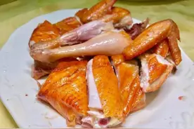 自己在家做烧鸡，不用烤，不用炸，年夜饭整只端上桌，比买的还香图片