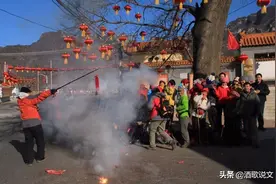 春节故事：大年三十财神上门，烧金条下元宝发马子图片