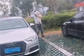 爸爸把女儿当“遮雨工具”，女儿被雨淋湿逗乐众人：亲生的无疑图片