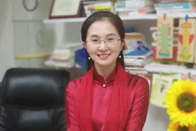 还记得那个穿旗袍授课的美女副校吗？被曝剽窃抄袭后，结局如何？图片