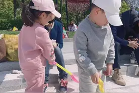 面对出生时的手指缺如，她如何选择图片