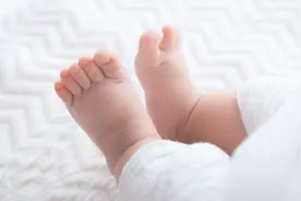 新生儿抽搐的症状有哪些？原来“蹬腿”也是抽搐的表现