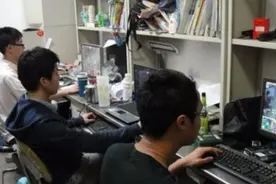 00后大学生的现状，男生扎堆在宿舍打游戏，出现单身成群的情况图片