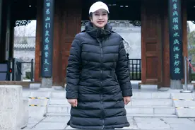 65岁刘晓庆扮嫩有一套！羽绒服配牛仔裤显身材，浓妆艳抹似少女图片