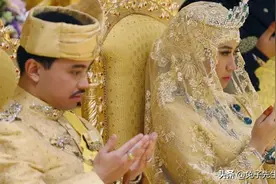 文莱三王子迎亲够气派，给新娘戴纯金粗脚链，一个动作让新娘臣服图片