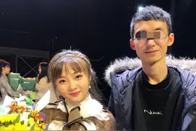 童星林妙可近照曝光，和男同学合影被献花，身材微胖被嘲像大妈图片