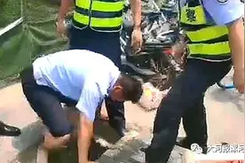 漯河交警赤脚跳下污水井，警容不整为老人打捞钥匙图片