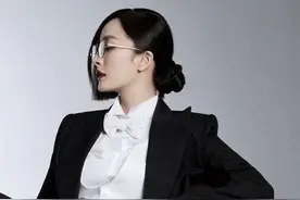 让杨幂摆脸色、倪妮黑脸，这个女主持尬夸还胡言乱语太尴尬图片