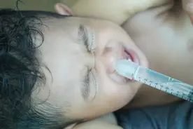鼻塞、流鼻涕如何正确给孩子洗鼻子？长期洗鼻子会损伤鼻黏膜吗？图片