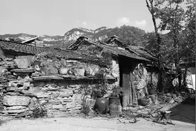 1934年，重庆老农救下一18岁小红军，50年后来报恩竟成将军图片